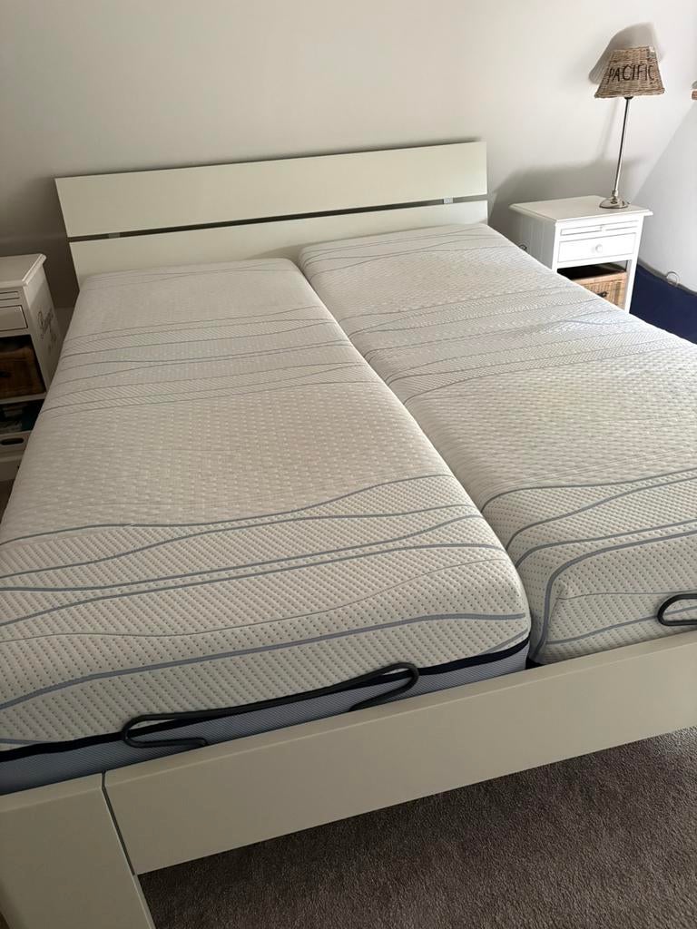 Tweepersoons ledikant 210x160 met verstelbare lattenbodems, Ophalen, Tweepersoons, Zo goed als nieuw, 180 cm