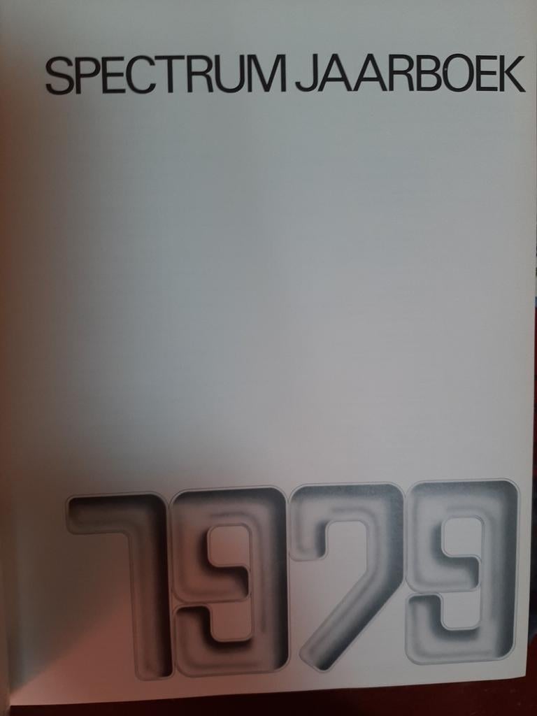Spectrum jaarboeken., Ophalen of Verzenden, Gelezen