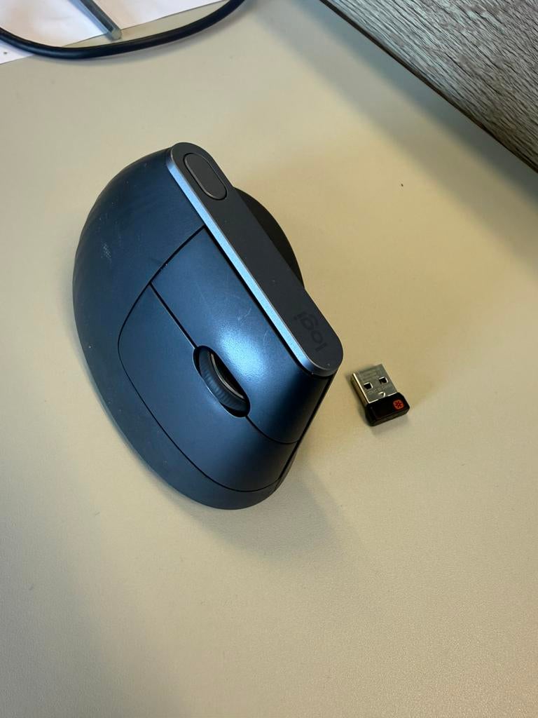 Logitech mx vertical, Computers en Software, Muizen, Ophalen of Verzenden, Zo goed als nieuw