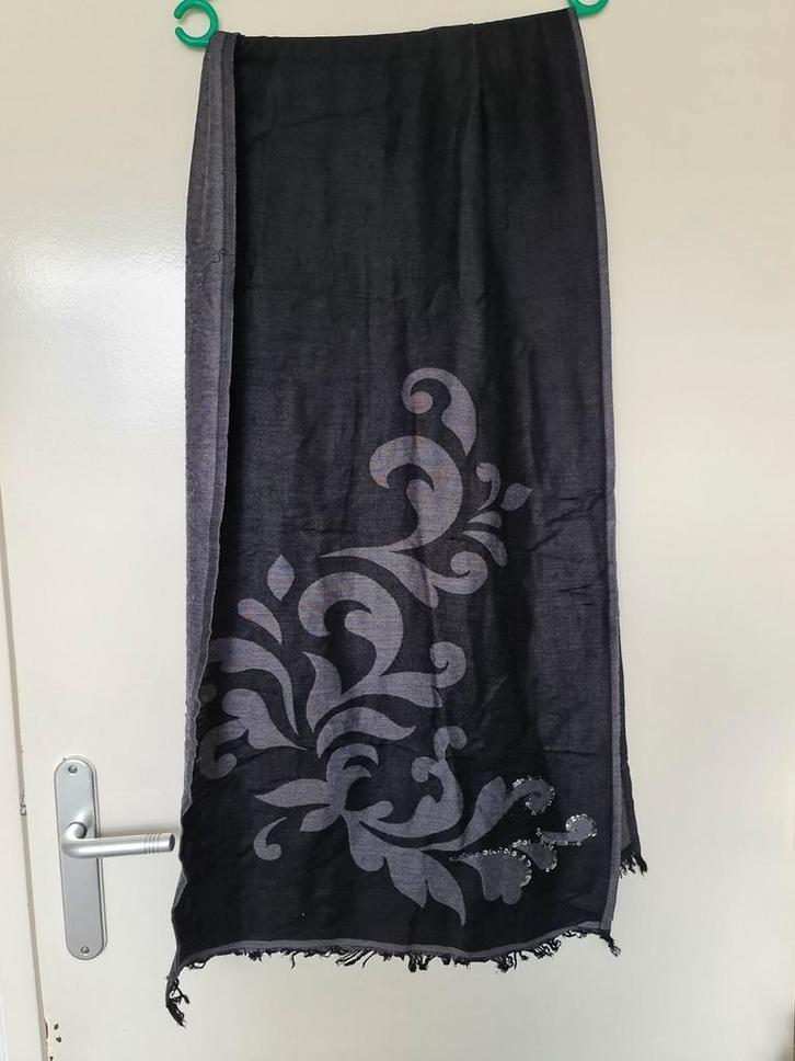 Sjaal donkergrijs met pailletten, Kleding | Dames, Mutsen, Sjaals en Handschoenen, Zo goed als nieuw, Sjaal, Ophalen of Verzenden