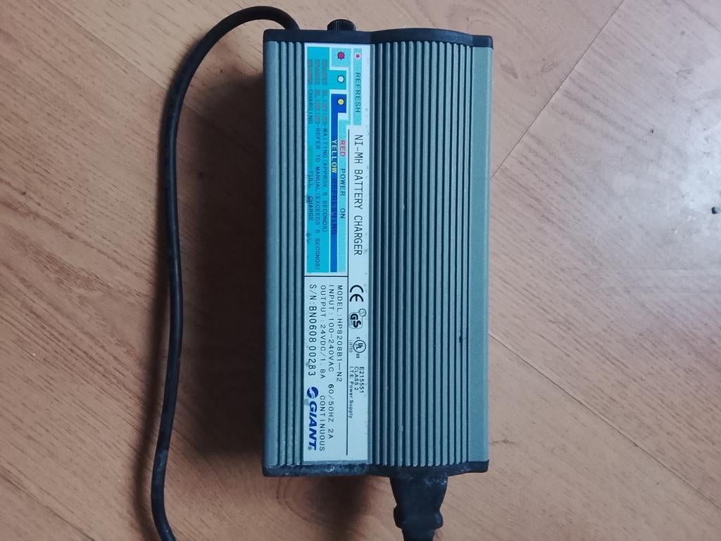 Giant Ni-MH Acculader HP0208B 24V 1.8A, Ophalen of Verzenden, Gebruikt