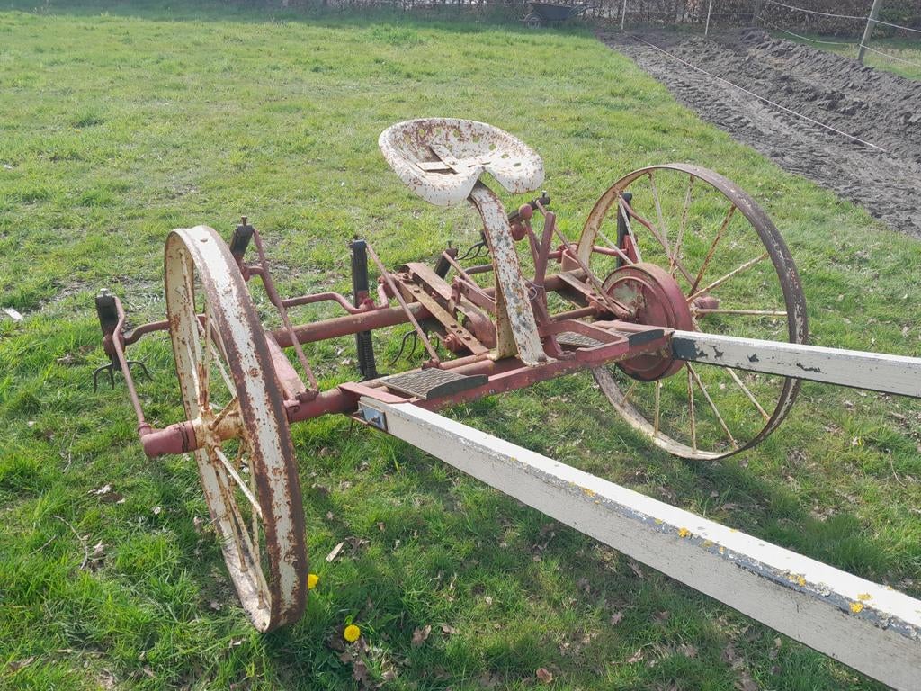 Paardgetrokken hooihark / hooischudder, Ophalen