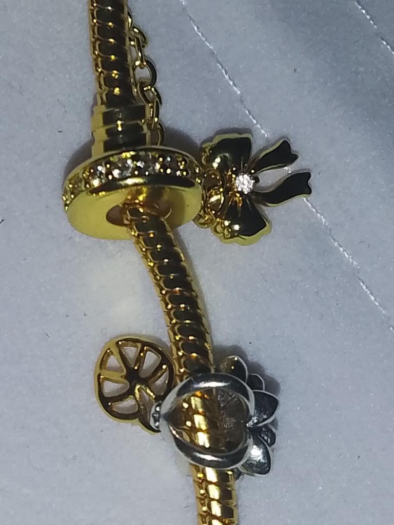 Gouden armband met bedels en strass, Ophalen of Verzenden