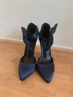 Donkerblauwe satijnen hakschoenen met strik maat 37, Little mistress, Blauw, Ophalen of Verzenden, Zo goed als nieuw