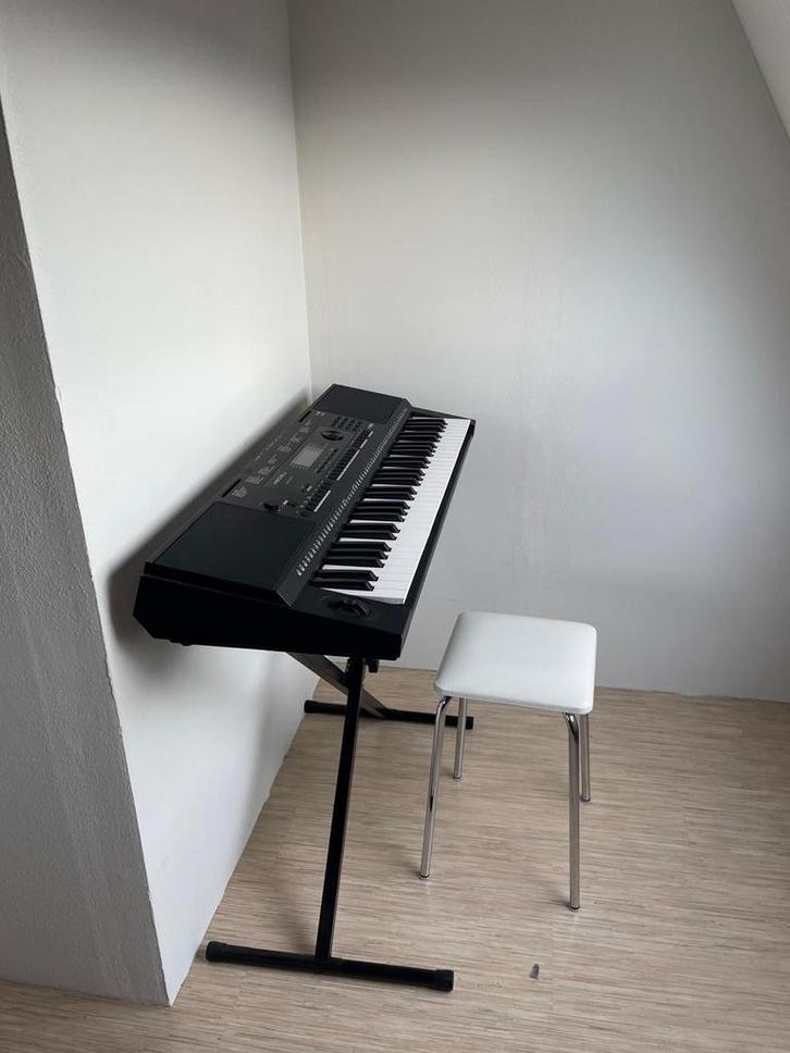 Retro wit skai lederen krukje, Huis en Inrichting, Krukjes, Gebruikt, Hout, Ophalen