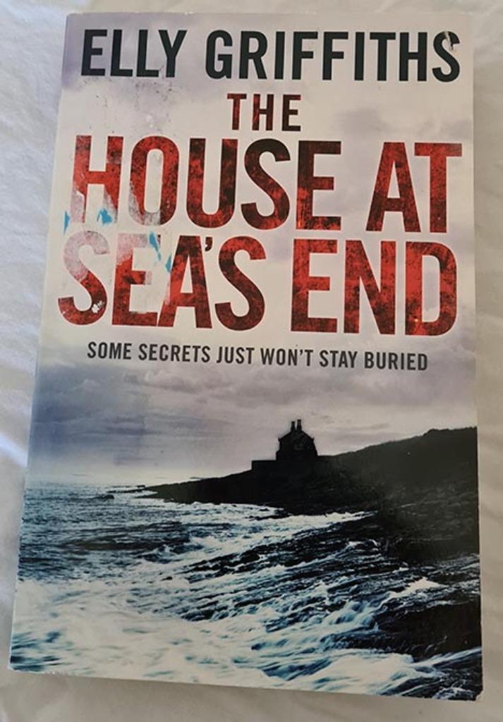 The House at Sea's End - Elly Griffiths 9781784299088, Boeken, Thrillers, Zo goed als nieuw, Ophalen of Verzenden