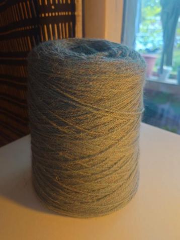 Grote bol blauw/groen garen beschikbaar voor biedingen