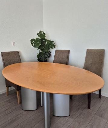 Prachtige eetkamertafel  beschikbaar voor biedingen