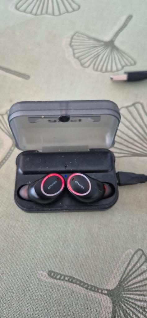 Iwei earbuds Bluetooth 1 niet goed werkend, Telecommunicatie, Mobiele telefoons | Oordopjes, Zo goed als nieuw, Bluetooth, Ophalen of Verzenden