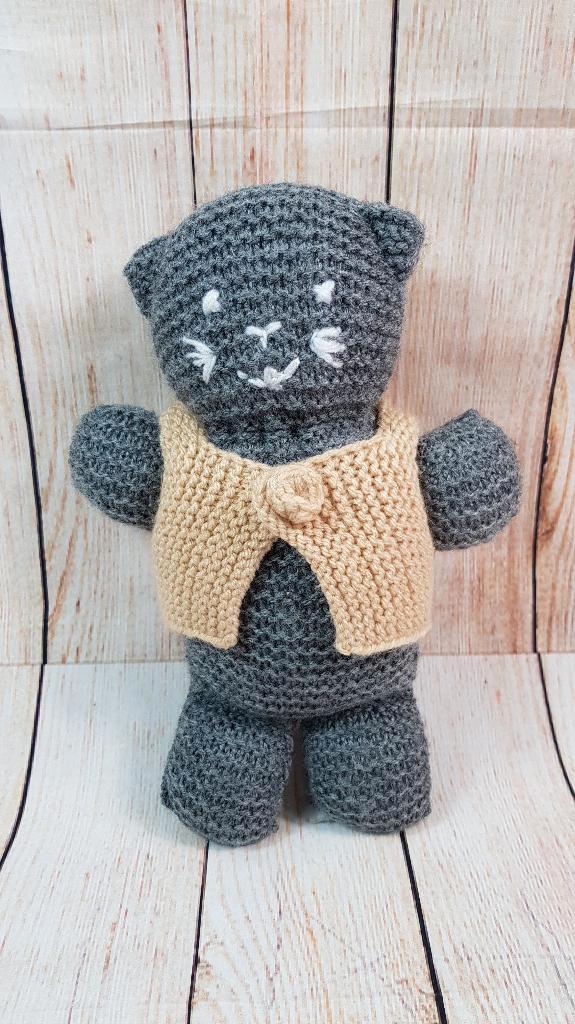 Gebreide knuffel, Poes, grijs, 25 cm. 4C3, Kinderen en Baby's, Speelgoed | Knuffels en Pluche, Gebruikt, Poes, Ophalen of Verzenden