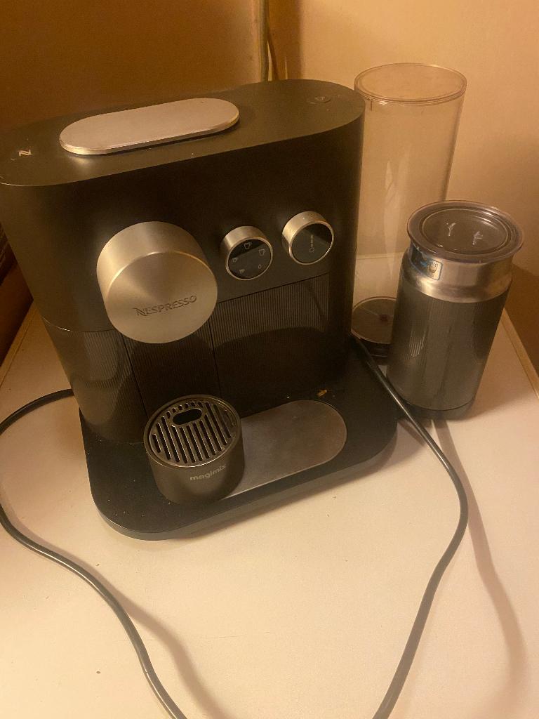 Nespresso koffiemachines, Ophalen, Gebruikt, Koffiemachine, Koffiepads en cups
