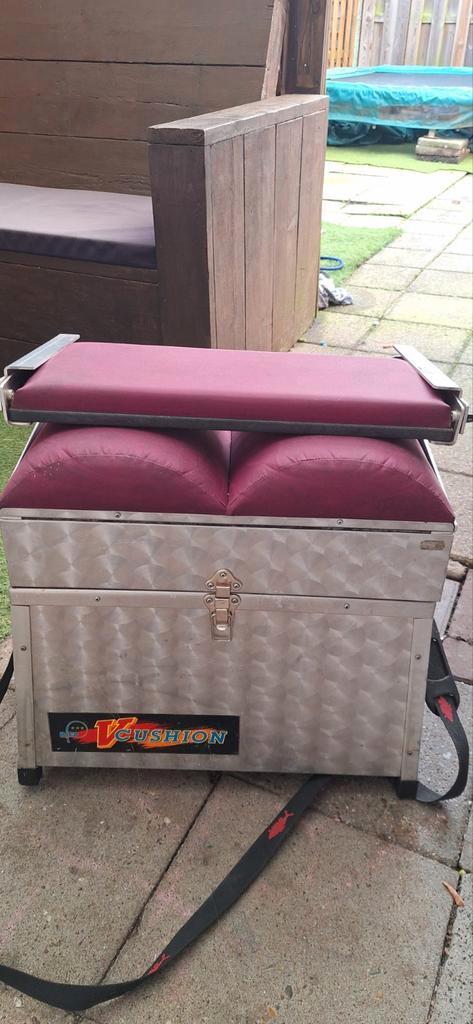 Viskoffer met zitkussen - V-Cushion, Watersport en Boten, Hengelsport | Algemeen, Gebruikt, Koffer of Tas, Ophalen