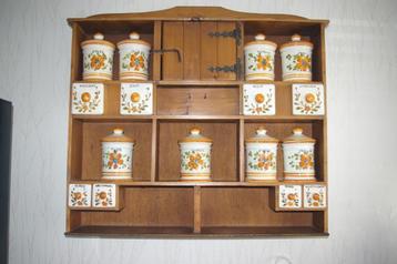 Houten kruidenrek met handgeschilderde potten. beschikbaar voor biedingen