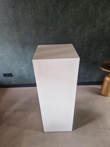 Witte zuil 100x35 cm beschikbaar voor biedingen