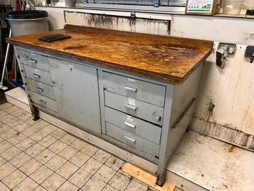 Vintage Werkbank - Blikvanger voor je Interieur! beschikbaar voor biedingen