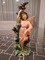 Beeldje van een fee met bloemen en vleugels, Ophalen of Verzenden