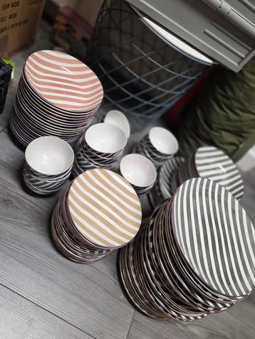 Servies met Strepen - Borden en Kommen beschikbaar voor biedingen