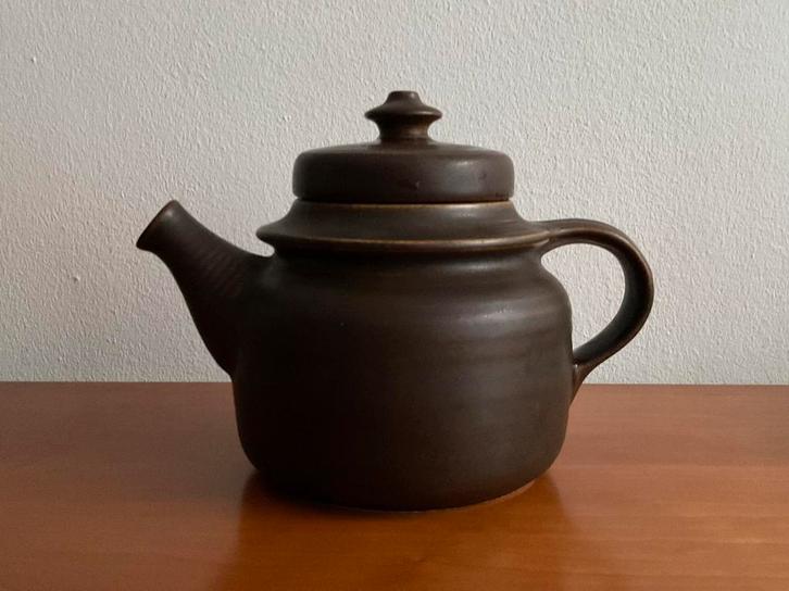Arabia, Finland: kleine Kaarna theepot bruin mat ca. 1957-70, Antiek en Kunst, Antiek | Servies los, Ophalen of Verzenden