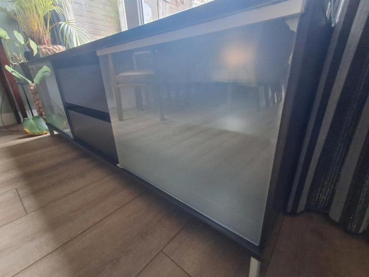 Tv-meubel met schuifdeuren, Huis en Inrichting, Kasten | Televisiemeubels, Gebruikt, Minder dan 100 cm, 150 tot 200 cm, 25 tot 50 cm