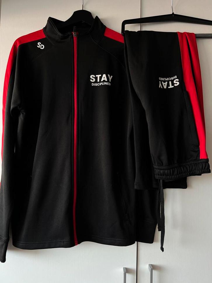 **UNIEK**  Stay Disciplined trainingspak, Kleding | Heren, Sportkleding, Zo goed als nieuw, Algemeen, Maat 46 (S) of kleiner, Zwart