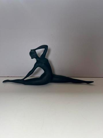 Art Deco beeld naakte vrouw in spagaat split beschikbaar voor biedingen