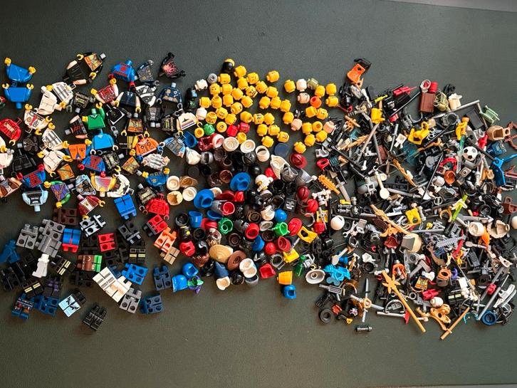 Grote partij lego onderdelen van poppetjes, Kinderen en Baby's, Speelgoed | Duplo en Lego, Zo goed als nieuw, Ophalen of Verzenden