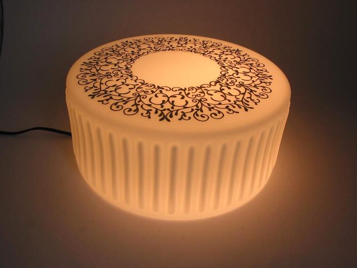 vintage lampenkap, wit glas melkglas sierlijk grijs motief, Huis en Inrichting, Lampen | Lampenkappen, Zo goed als nieuw, 25 tot 50 cm