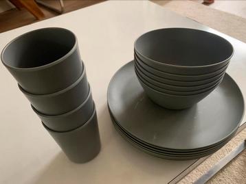 Grijs melamine bakjes, bekers en borden beschikbaar voor biedingen
