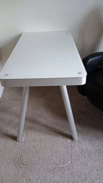Elegant Glass and Aluminium Desk – 120x60x72 cm, Modern Desi beschikbaar voor biedingen