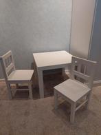 Witte houten tafel met 2 stoeltjes (L 55 x B 55 x H 45 cm.), Kinderen en Baby's, Kinderkamer | Tafels en Stoelen, Ophalen, Gebruikt