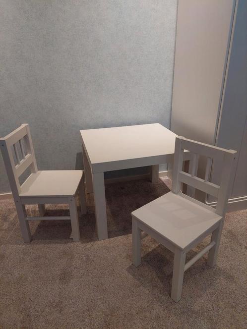 Witte houten tafel met 2 stoeltjes (L 55 x B 55 x H 45 cm.), Kinderen en Baby's, Kinderkamer | Tafels en Stoelen, Gebruikt, Tafel(s) en Stoel(en)