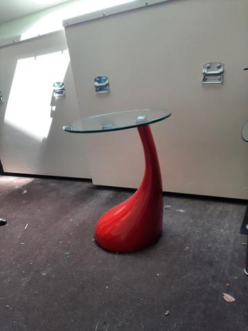 Design bijzettafel Drop of tears Rode poot met glazen blad. beschikbaar voor biedingen