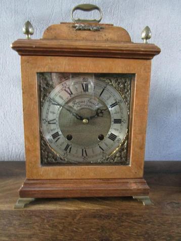 Goed werkende tafel klok John Smith London. beschikbaar voor biedingen