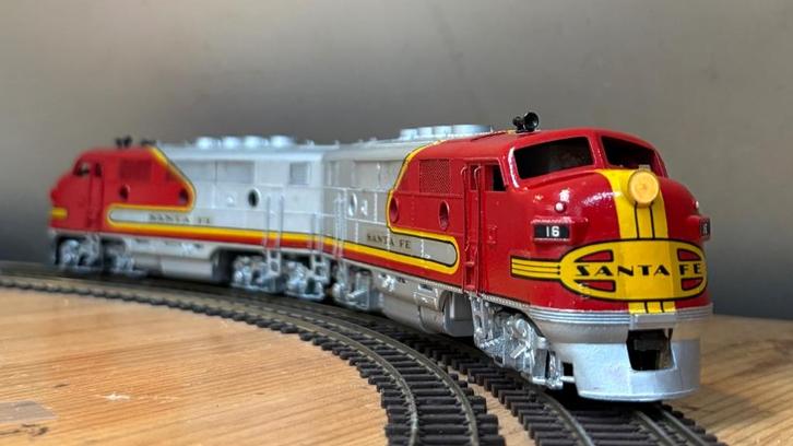 Athearn 42005 Santa Fe 16 - GM EMD F7a/F7A, Hobby en Vrije tijd, Modeltreinen | H0, Zo goed als nieuw, Locomotief, Gelijkstroom