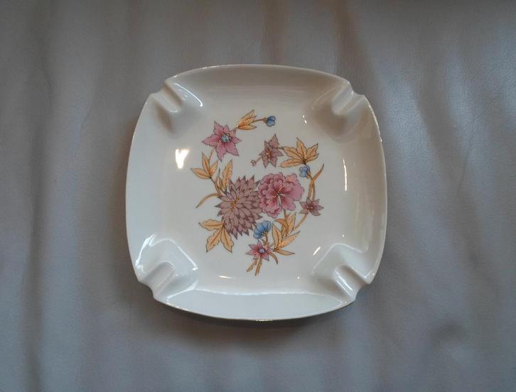 Hollohaza Hungary Schaal 17, Antiek en Kunst, Antiek | Porselein, Ophalen of Verzenden