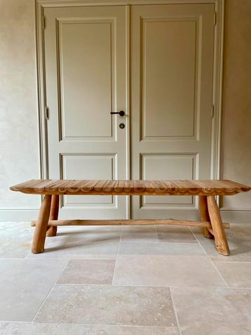 Eettafel bank beschikbaar voor biedingen