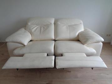 Wit leren elektrisch bedienbare 2 zits relaxbank beschikbaar voor biedingen