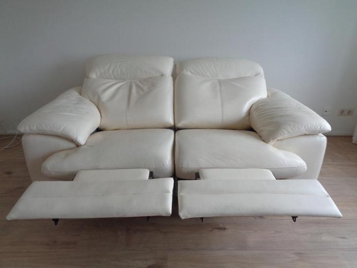 Wit leren elektrisch bedienbare 2 zits relaxbank, Huis en Inrichting, Banken | Bankstellen, Gebruikt, Rechte bank, Tweepersoons