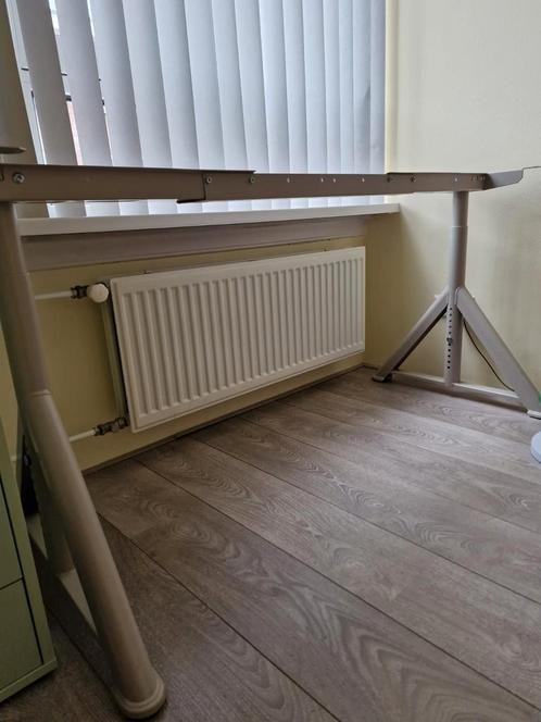 Ikea desk metal legs adjustable size in cream, Huis en Inrichting, Bureaus, Zo goed als nieuw, Ophalen