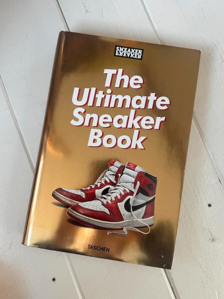 The Ultimate Sneaker Book - Simon Wood, Boeken, Hobby en Vrije tijd, Zo goed als nieuw, Ophalen of Verzenden