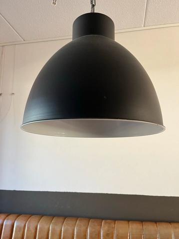 Twee Industriële Hanglampen beschikbaar voor biedingen
