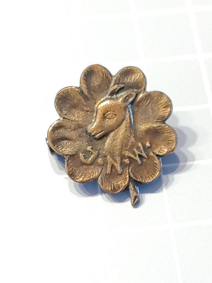 Vintage JNW Klaver Broche met Hert Koper, Sieraden, Tassen en Uiterlijk, Broches, Gebruikt, Koper, Bruin, Minder dan 4 cm, Verzenden