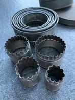 Antieke uitsteek bakvormen complete set in blikken trommel, Antiek en Kunst, Ophalen of Verzenden