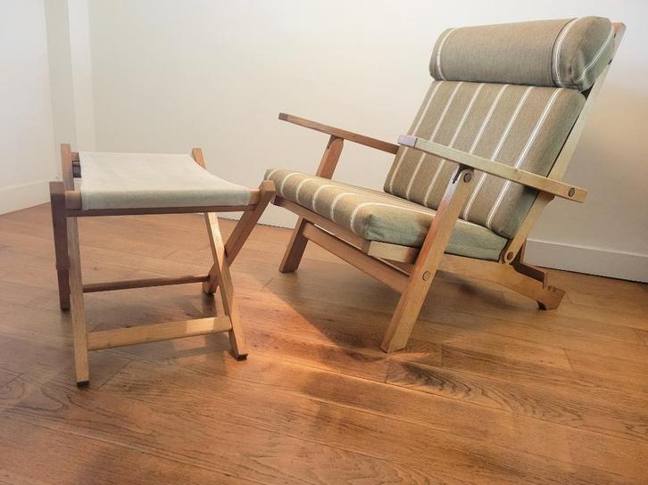 AP72 fauteuil en voetenbank van Hans J. Wegner  1975, Huis en Inrichting, Fauteuils, Gebruikt, Hout, Stof, 50 tot 75 cm, 75 tot 100 cm