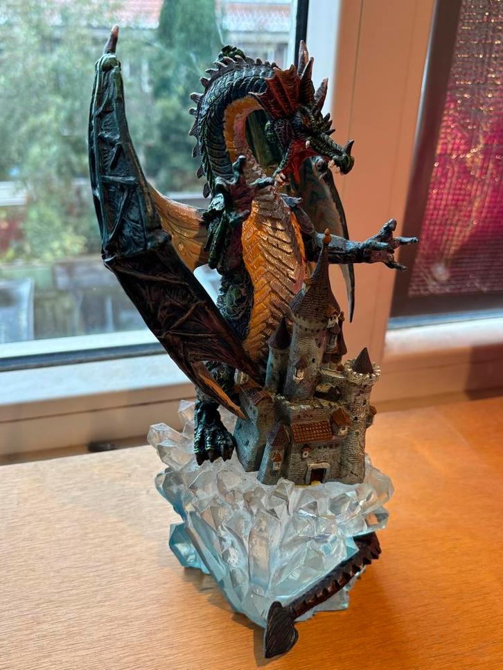 Handgeschilderde Magic Holland Draak met Kasteel, Antiek en Kunst, Kunst | Beelden en Houtsnijwerken, Ophalen of Verzenden