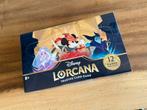 Disney Lorcana – The First Chapter Boosterbox (24 packs), Ophalen of Verzenden, Nieuw, Boosterbox, Foil