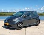 TOYOTA AYGO VOL IN DE OPTIES!, Auto's, Metallic lak, Bedrijf, Zilver of Grijs, Aygo