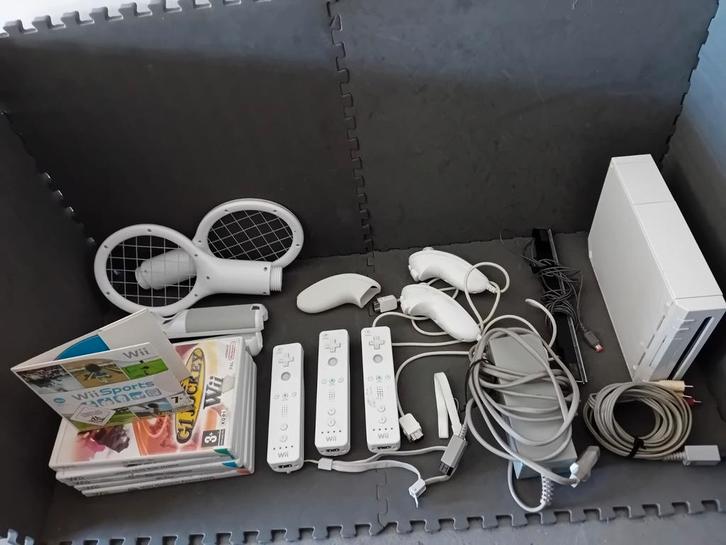 Nintendo wii met 6 spellen en accessoires, Spelcomputers en Games, Spelcomputers | Nintendo Wii, Gebruikt, Met 3 controllers of meer