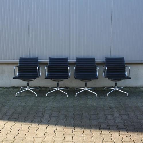 Vitra EA 107 | stoel | Charles Eames | Zwart leer| 4 stuks, Huis en Inrichting, Stoelen, Gebruikt, Vier, Leer, Metaal, Zwart, Ophalen