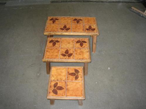 Miniset van 3 tafeltjes met betegelde bovenkant, Huis en Inrichting, Tafelonderdelen, Gebruikt